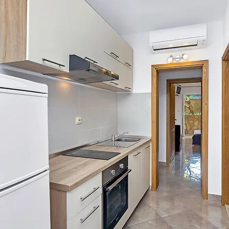 Uvala Pokrivenik 2073i * Zastražišće